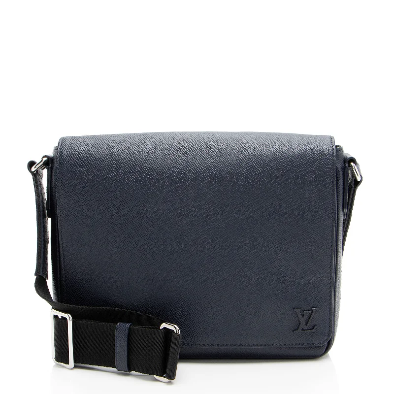 Louis Vuitton Taiga Leather District PM Messenger (SHF-oGa3hq)